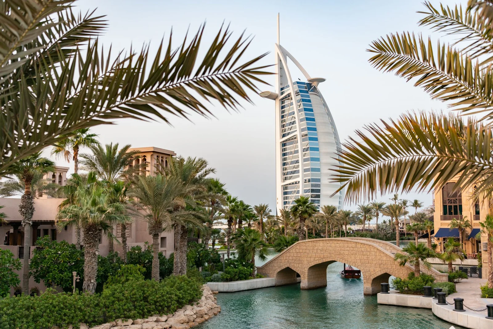 Khám Phá Các Tiểu Vương Quốc Ả Rập Huyền Bí Dubai – Miracle Garden – Abu Dhabi 6N5Đ
