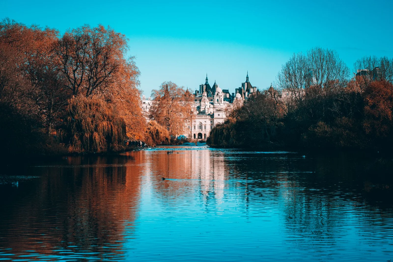 Hà Nội – London – Bãi Đá Cổ Stonehenge – Thủ Đô Cardiff – TP. Manchester – Thủ Đô Edinburgh – TP. Leeds – Làng Cổ Bibury – TP. Đại Học Oxford 9N8Đ